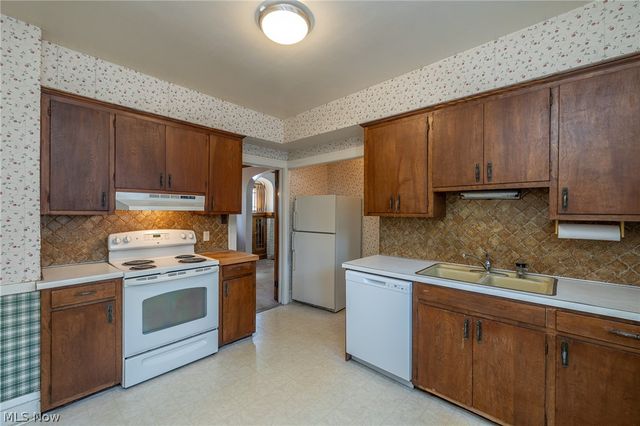 8028 Dresden Avenue, Parma, OH 44129