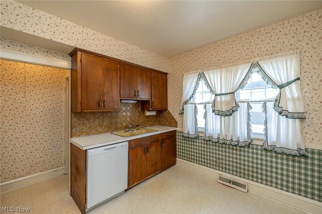 8028 Dresden Avenue, Parma, OH 44129