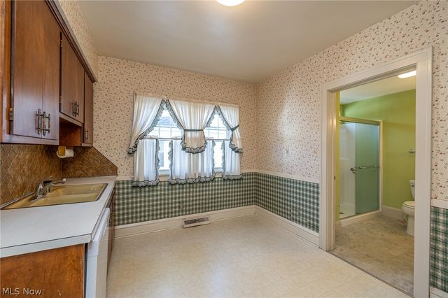 8028 Dresden Avenue, Parma, OH 44129