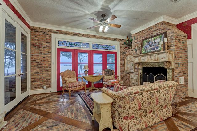 100 W Shore Lane, Montgomery, TX 77356