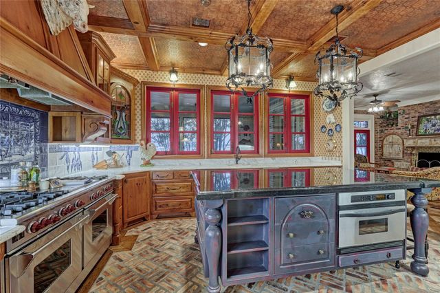 100 W Shore Lane, Montgomery, TX 77356