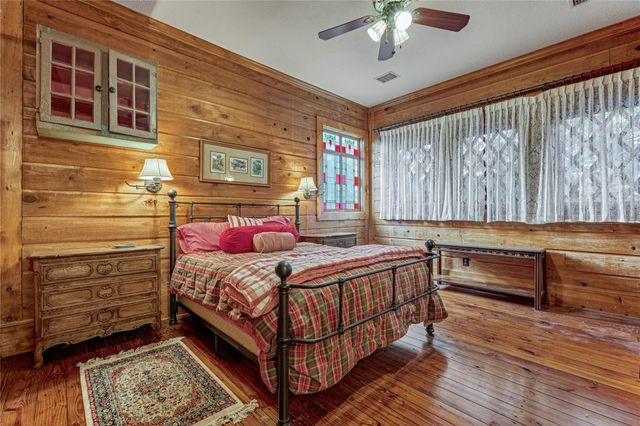 100 W Shore Lane, Montgomery, TX 77356