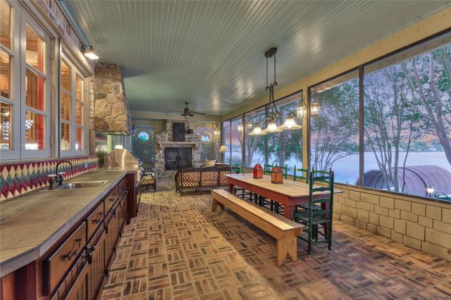 100 W Shore Lane, Montgomery, TX 77356