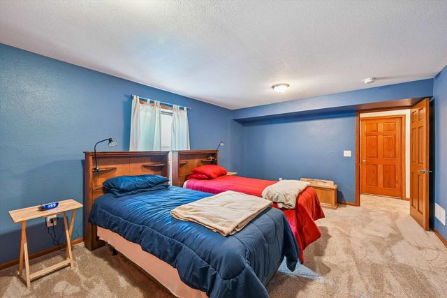 1300 Shepherd Avenue, Waverly, IA 50677