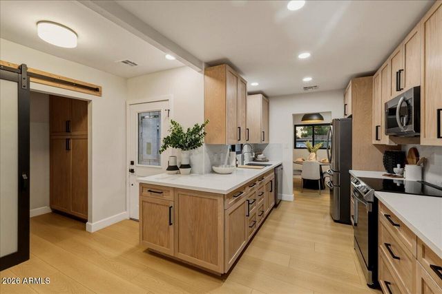 2038 E Cheery Lynne Road, Phoenix, AZ 85016