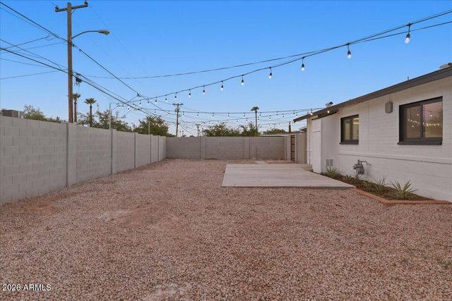 2038 E Cheery Lynne Road, Phoenix, AZ 85016