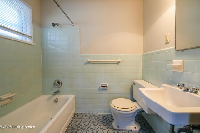 2220 Heather Ln 1, Louisville, KY 40218