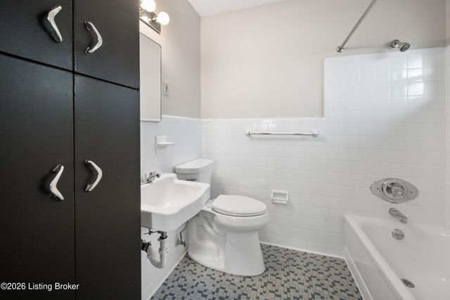 2220 Heather Ln 1, Louisville, KY 40218