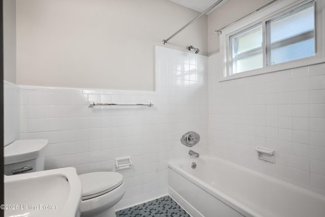 2220 Heather Ln 1, Louisville, KY 40218