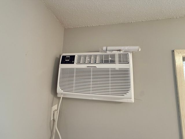 10301 Cedar Lake Road 102, Minnetonka, MN 55305