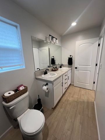 788 Apple Street, Dinuba, CA 93618