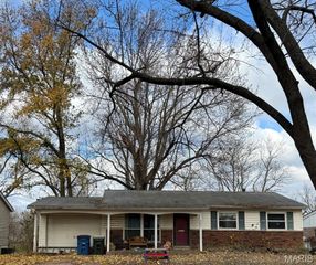 5301 Ville Cecelia Lane, Hazelwood, MO 63042