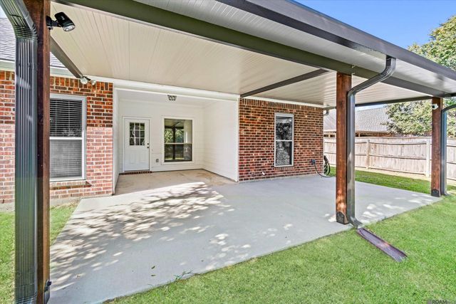 27776 Lakeshore Dr, Walker, LA 70785