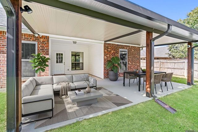 27776 Lakeshore Dr, Walker, LA 70785