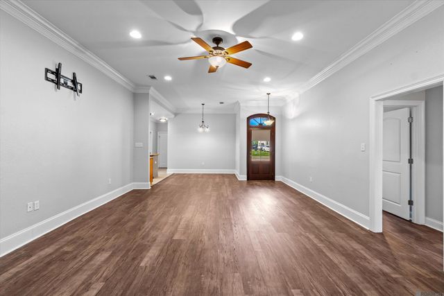 27776 Lakeshore Dr, Walker, LA 70785