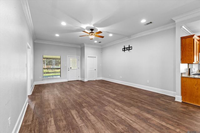 27776 Lakeshore Dr, Walker, LA 70785