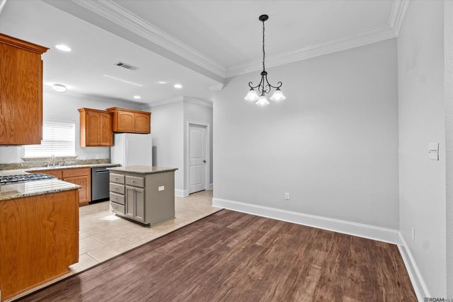 27776 Lakeshore Dr, Walker, LA 70785