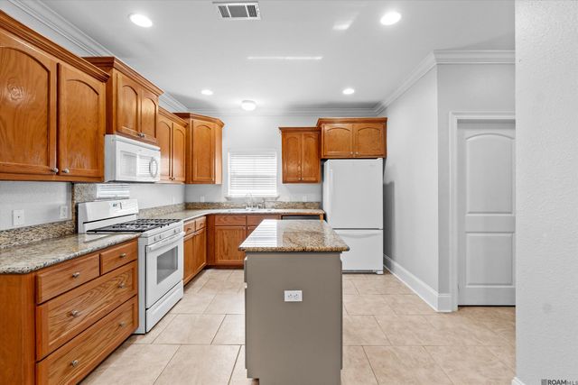 27776 Lakeshore Dr, Walker, LA 70785