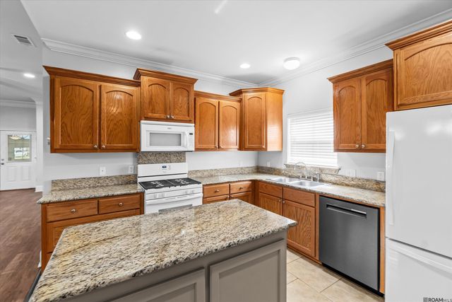 27776 Lakeshore Dr, Walker, LA 70785