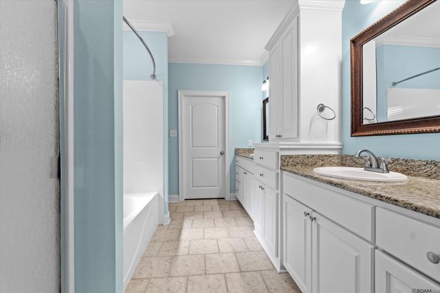 27776 Lakeshore Dr, Walker, LA 70785