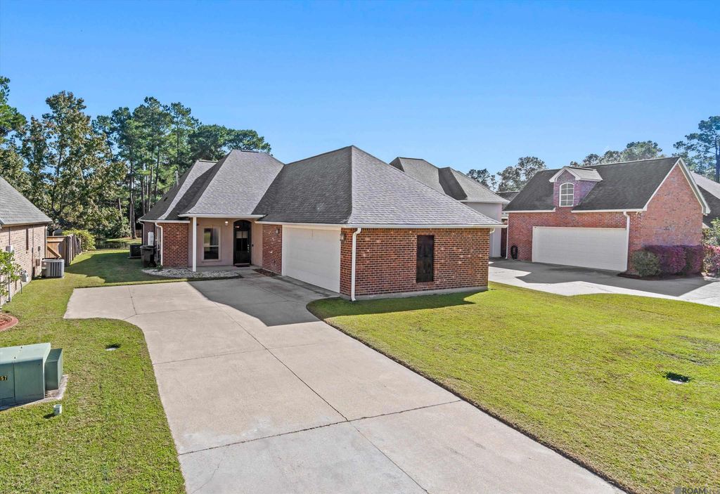 27776 Lakeshore Dr, Walker, LA 70785