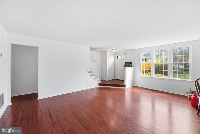 2432 WINDBREAK DR, Alexandria, VA 22306