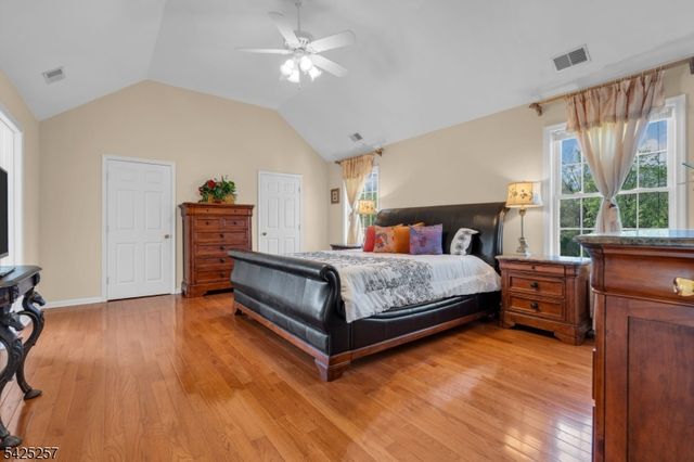 5 Emmons Ct, Bridgewater Twp., NJ 08807