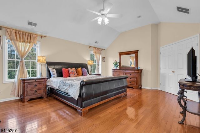 5 Emmons Ct, Bridgewater Twp., NJ 08807