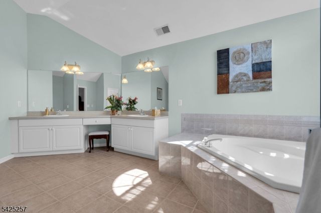 5 Emmons Ct, Bridgewater Twp., NJ 08807