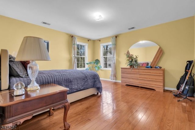 5 Emmons Ct, Bridgewater Twp., NJ 08807