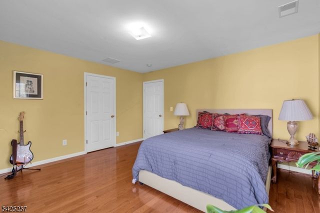 5 Emmons Ct, Bridgewater Twp., NJ 08807