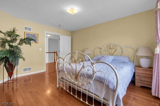 5 Emmons Ct, Bridgewater Twp., NJ 08807