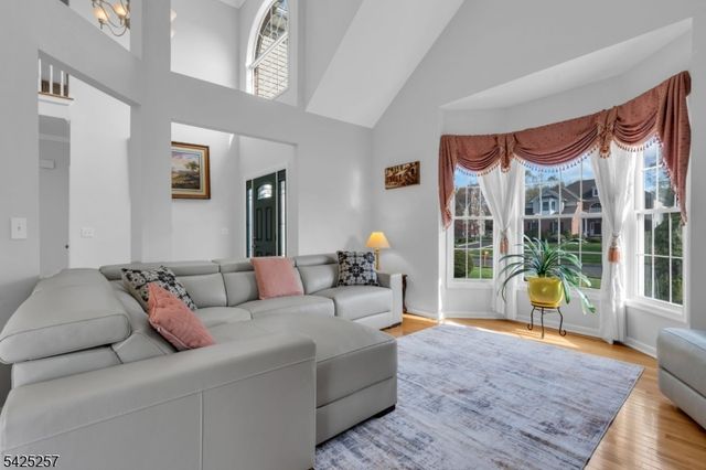 5 Emmons Ct, Bridgewater Twp., NJ 08807