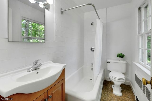 39 Lookout Rd, Mountain Lakes Boro, NJ 07046