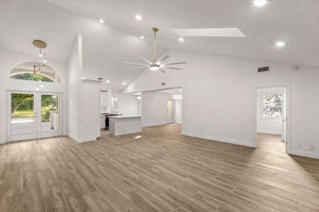 107 Golfview Court, Palm Beach Gardens, FL 33418