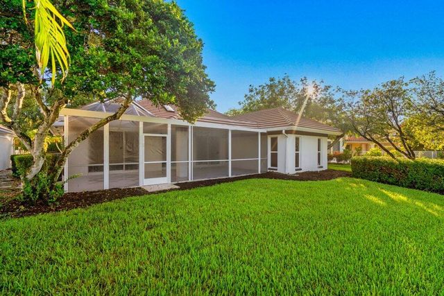 107 Golfview Court, Palm Beach Gardens, FL 33418