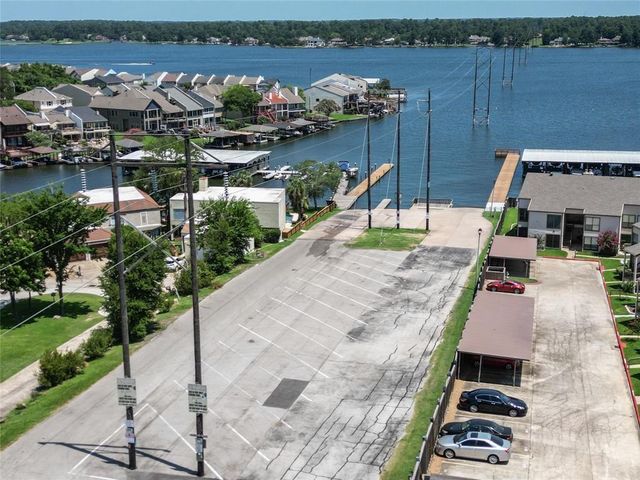 102 Lazy Springs Drive, Montgomery, TX 77356