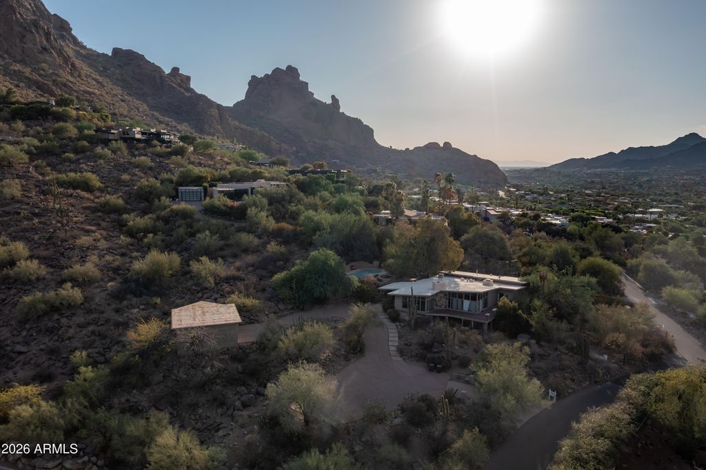 Image 1 of property listing at 5719 E STARLIGHT Way, Paradise Valley, AZ 85253