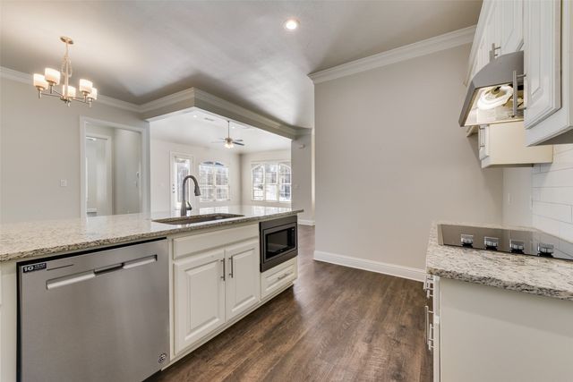 8841 Creek Run Road 403, Fort Worth, TX 76120