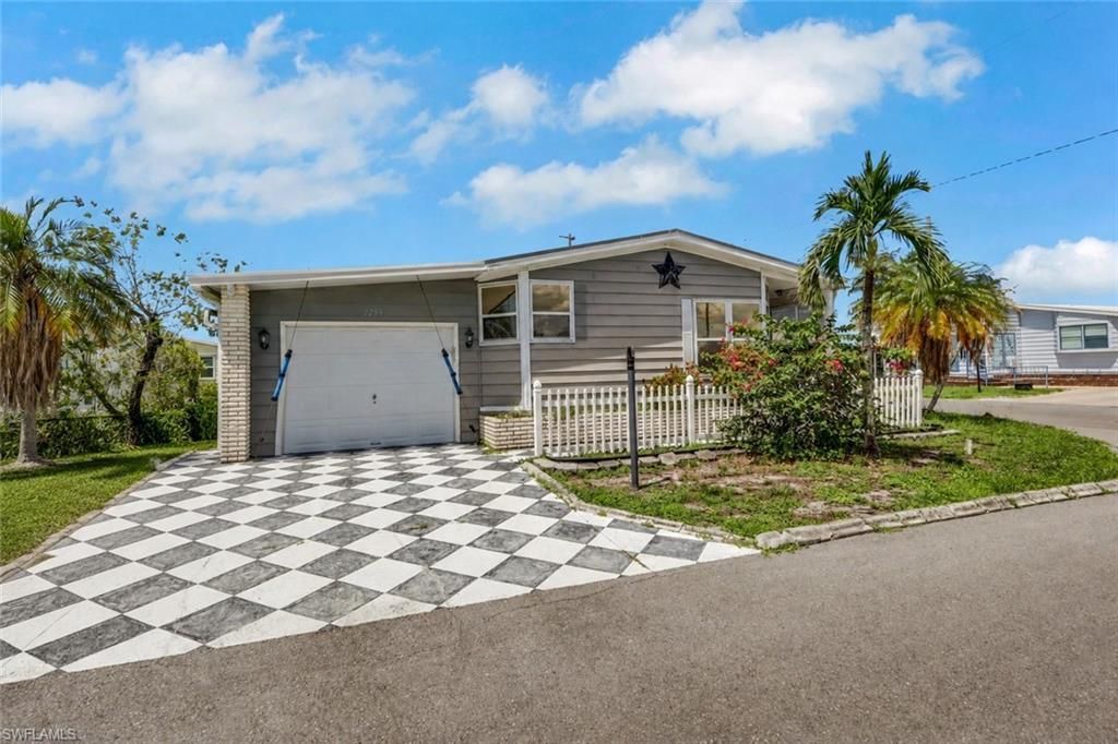 9258 Desoto DR, North Fort Myers, FL 33903