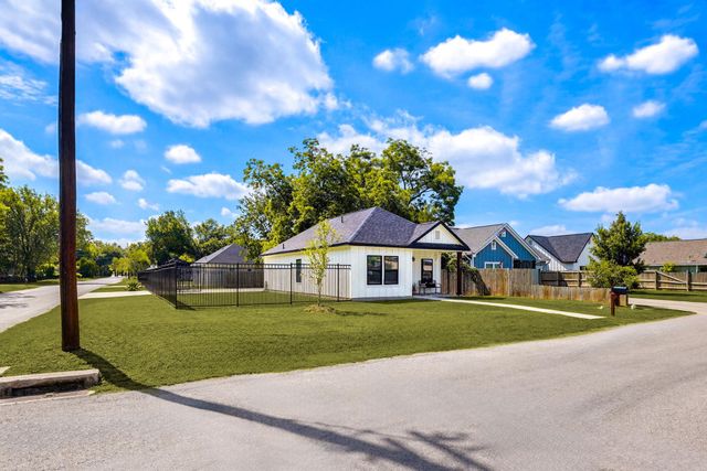 303 Pine Ave, Luling, TX 78648