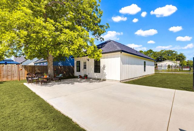303 Pine Ave, Luling, TX 78648