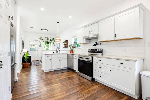 303 Pine Ave, Luling, TX 78648