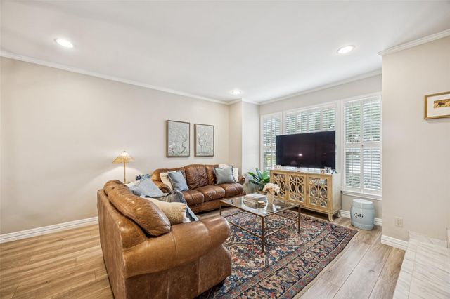 1223 Fountain View Drive 124, Houston, TX 77057