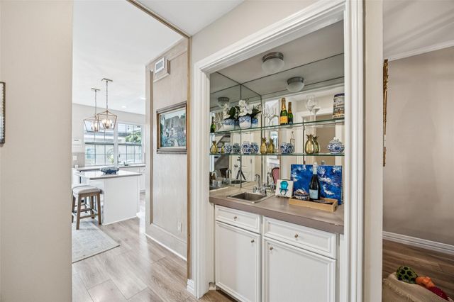 1223 Fountain View Drive 124, Houston, TX 77057