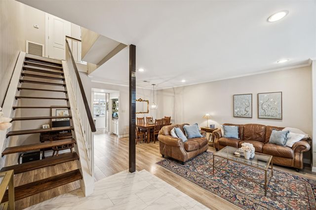 1223 Fountain View Drive 124, Houston, TX 77057