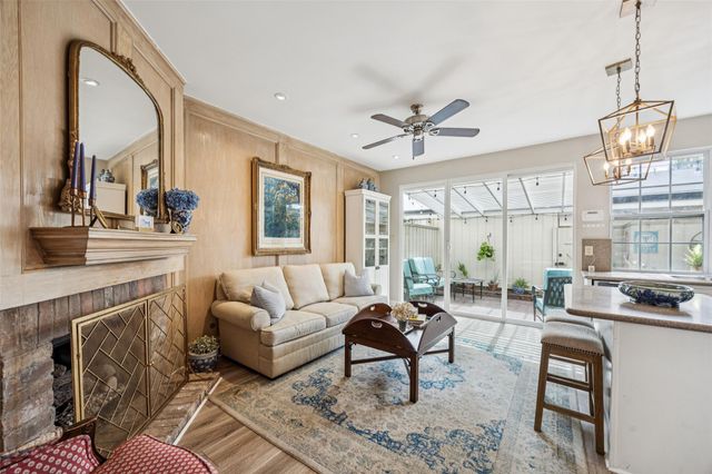 1223 Fountain View Drive 124, Houston, TX 77057