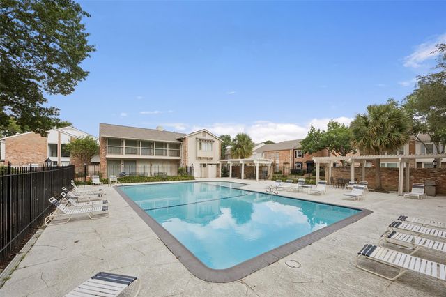 1223 Fountain View Drive 124, Houston, TX 77057