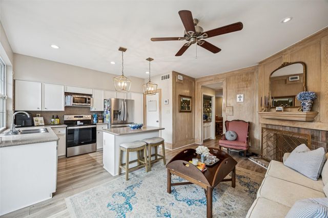 1223 Fountain View Drive 124, Houston, TX 77057