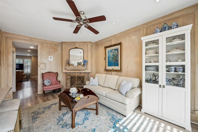 1223 Fountain View Drive 124, Houston, TX 77057